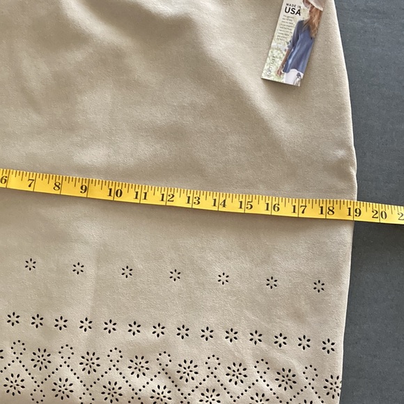 Karen Kane skirt Size M scollop cream with black lining and elastic black band. - Picture 13 of 13